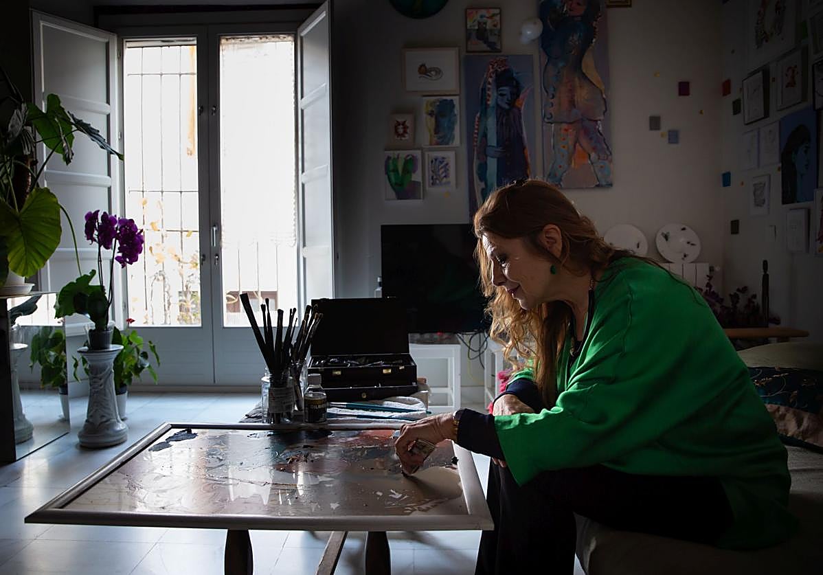 Imagen principal - Preparación de pintura y útiles de la artista. 